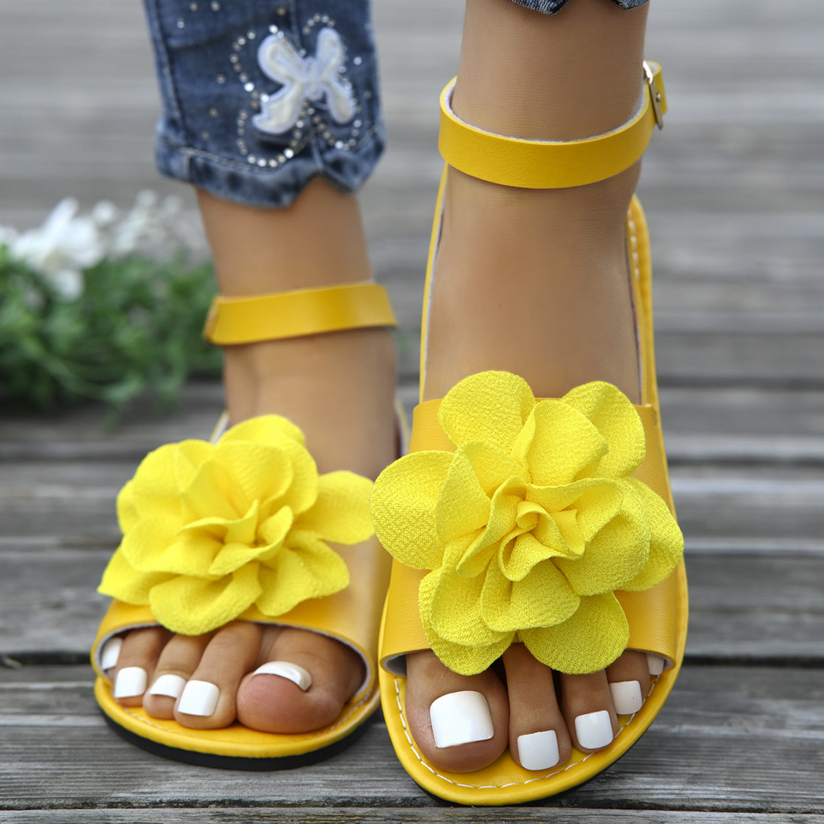 One-strap Fashionable Floral Sandals